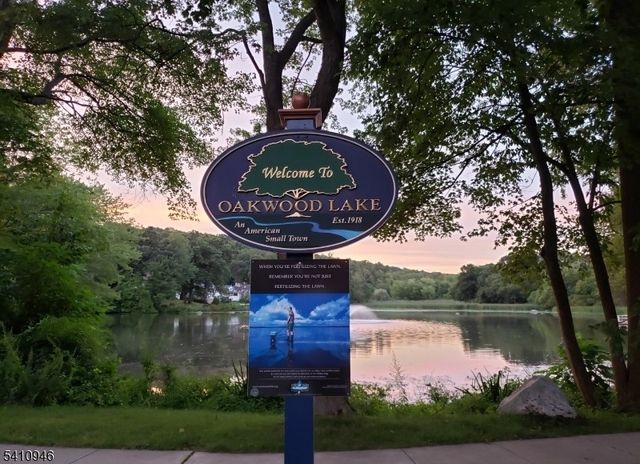 10 Sunrise Ave, Bloomingdale Boro, NJ 07403