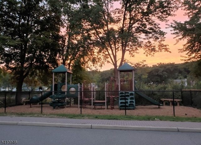 10 Sunrise Ave, Bloomingdale Boro, NJ 07403