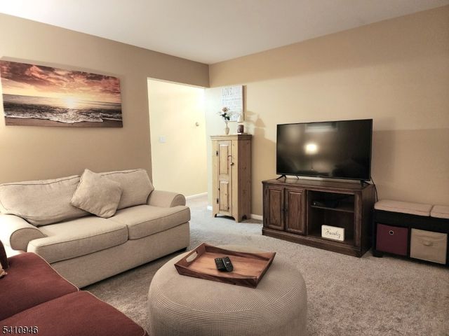 10 Sunrise Ave, Bloomingdale Boro, NJ 07403