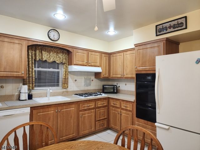 10 Sunrise Ave, Bloomingdale Boro, NJ 07403