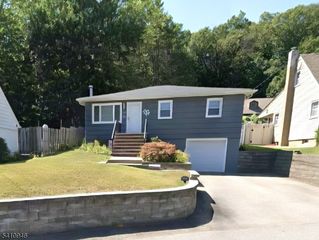 10 Sunrise Ave, Bloomingdale Boro, NJ 07403