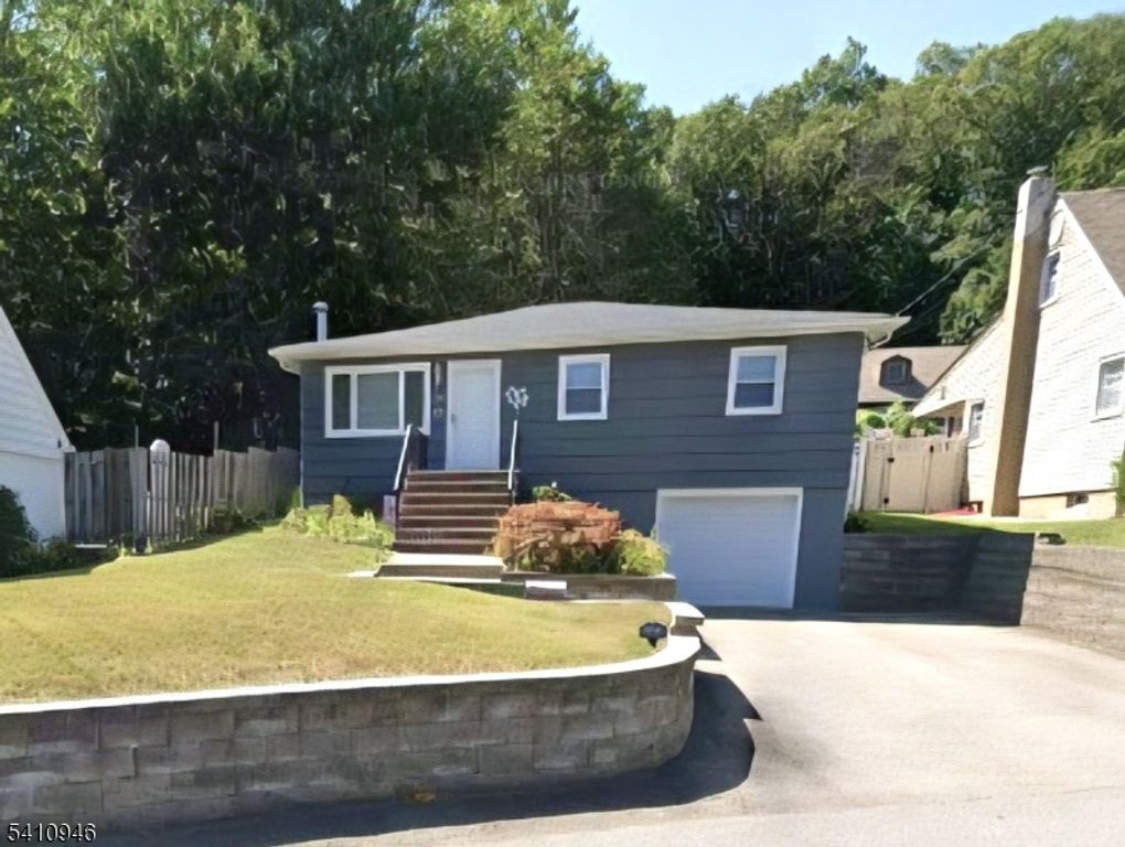 10 Sunrise Ave, Bloomingdale Boro, NJ 07403