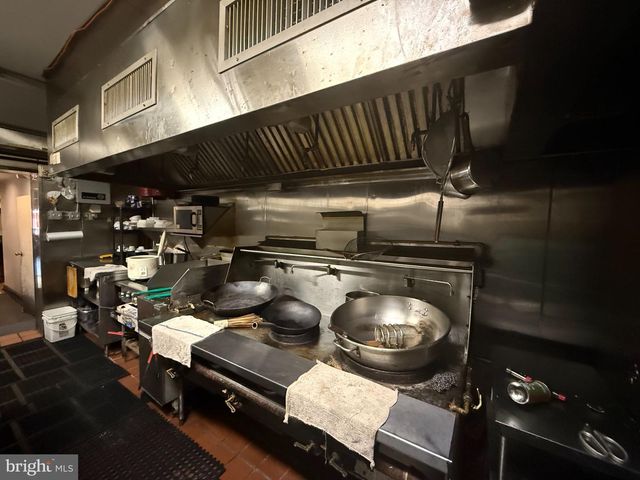 220 N 10TH ST, Philadelphia, PA 19107
