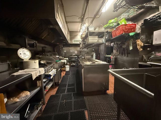 220 N 10TH ST, Philadelphia, PA 19107