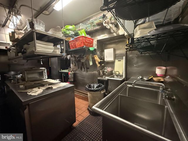 220 N 10TH ST, Philadelphia, PA 19107