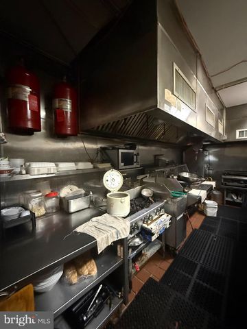 220 N 10TH ST, Philadelphia, PA 19107