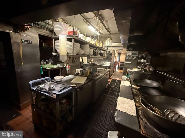 220 N 10TH ST, Philadelphia, PA 19107