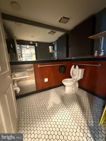 220 N 10TH ST, Philadelphia, PA 19107