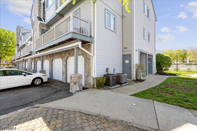 15 Garden Ct, Roxbury Twp., NJ 07876