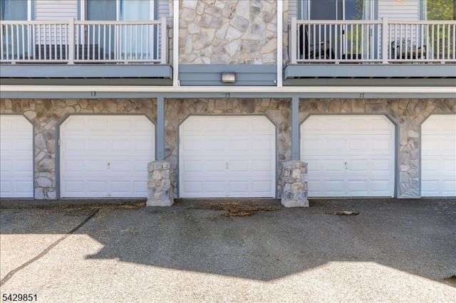 15 Garden Ct, Roxbury Twp., NJ 07876