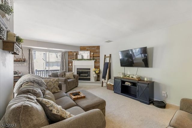 15 Garden Ct, Roxbury Twp., NJ 07876