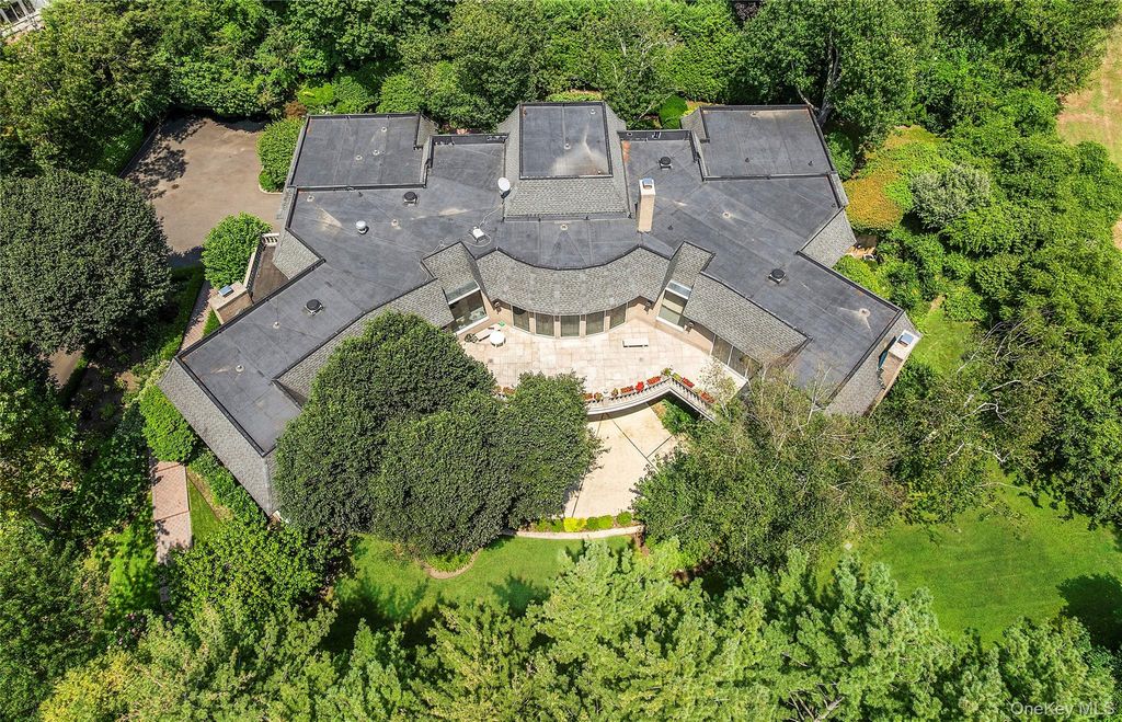 13 Chanticlare Drive, Manhasset, NY 11030 — exterior