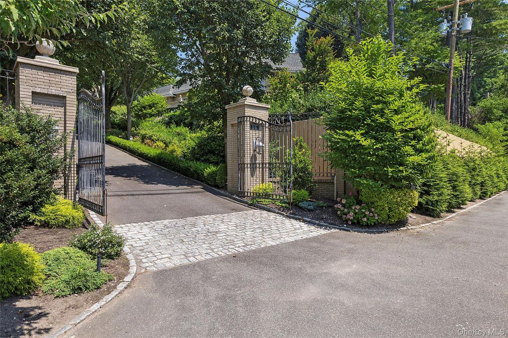 13 Chanticlare Drive, Manhasset, NY 11030 — photo 2