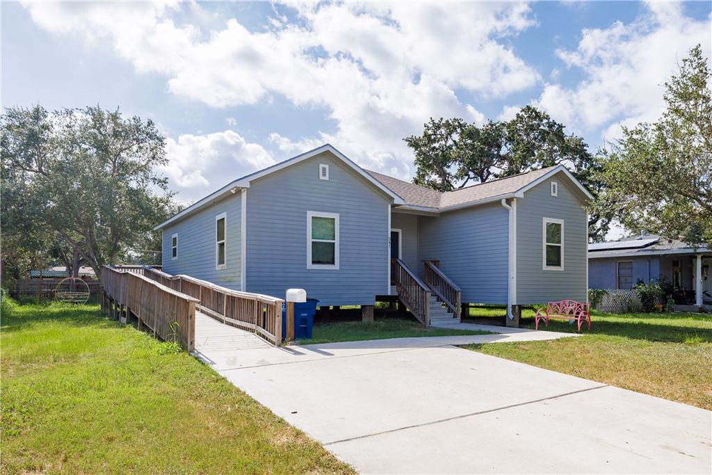 341 Woodlawn St, Sinton, TX 78387 — photo 2