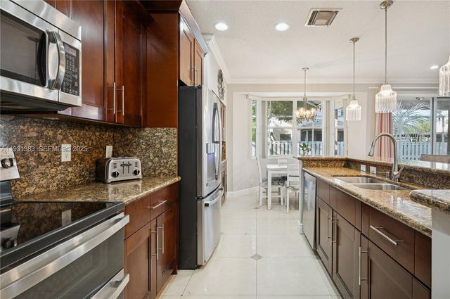 10871 NW 35th Pl, Sunrise, FL 33351