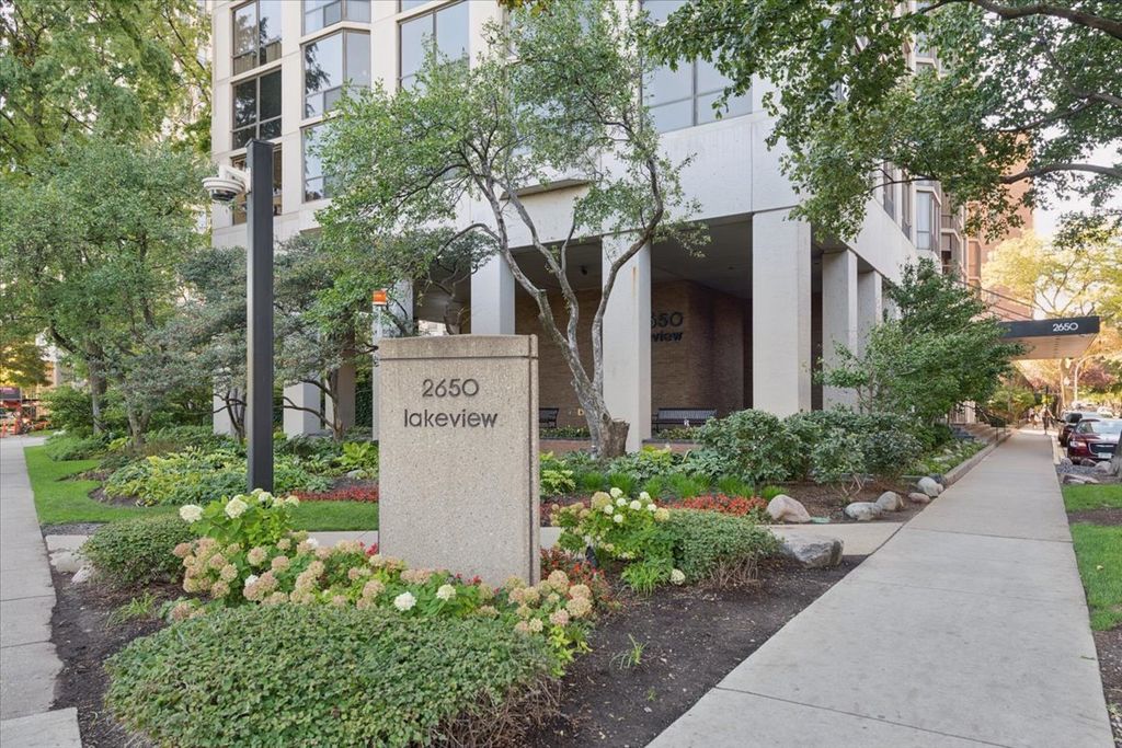 2650 N LAKEVIEW Avenue 303, Chicago, IL 60614 — exterior