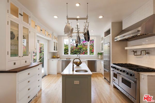 12 Rose Avenue, Los Angeles, CA 90291