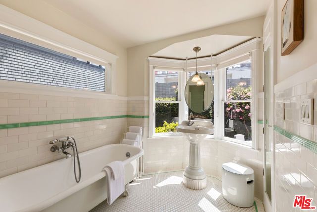 12 Rose Avenue, Los Angeles, CA 90291