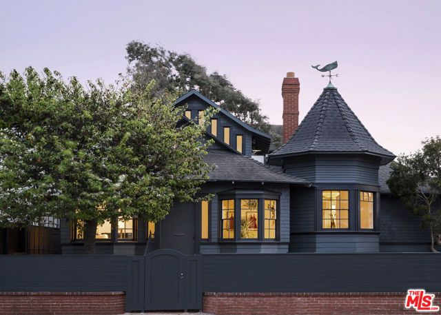 12 Rose Avenue, Los Angeles, CA 90291