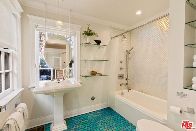 12 Rose Avenue, Los Angeles, CA 90291