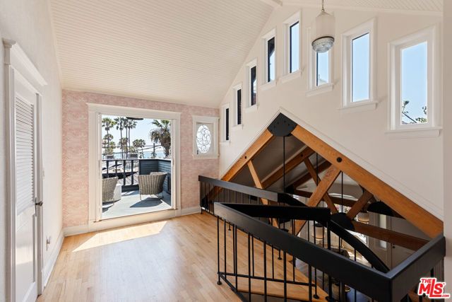 12 Rose Avenue, Los Angeles, CA 90291