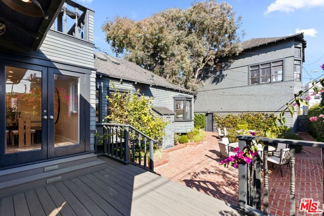 12 Rose Avenue, Los Angeles, CA 90291