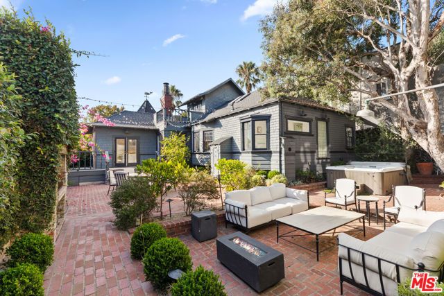 12 Rose Avenue, Los Angeles, CA 90291