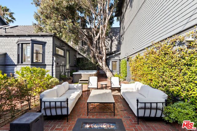 12 Rose Avenue, Los Angeles, CA 90291