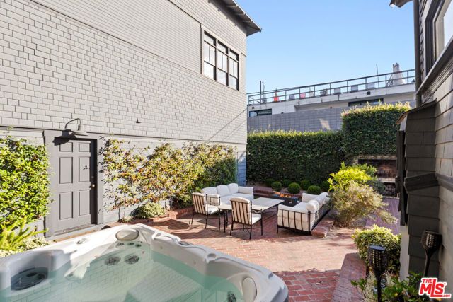 12 Rose Avenue, Los Angeles, CA 90291