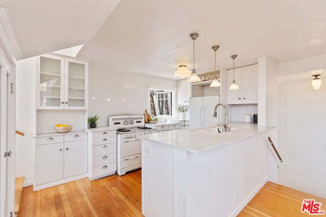 12 Rose Avenue, Los Angeles, CA 90291