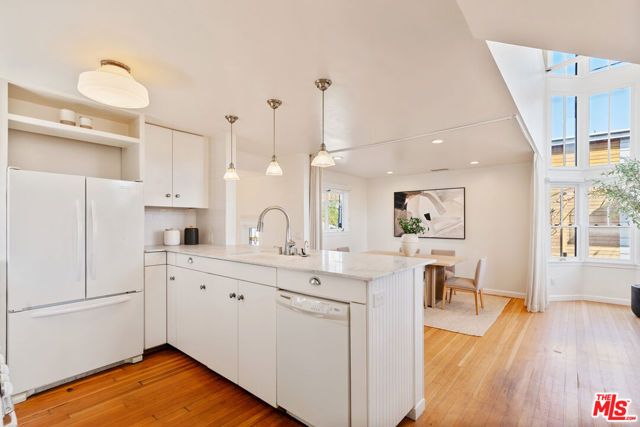 12 Rose Avenue, Los Angeles, CA 90291