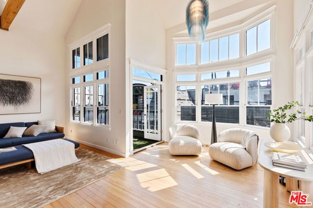 12 Rose Avenue, Los Angeles, CA 90291