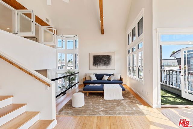 12 Rose Avenue, Los Angeles, CA 90291
