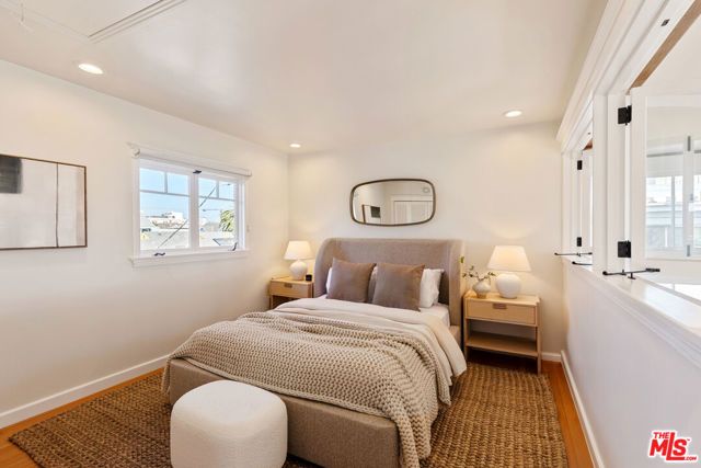 12 Rose Avenue, Los Angeles, CA 90291