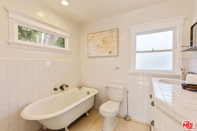 12 Rose Avenue, Los Angeles, CA 90291