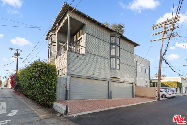 12 Rose Avenue, Los Angeles, CA 90291