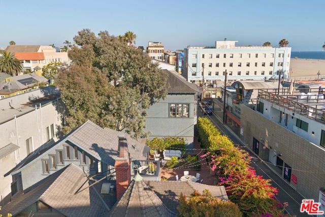 12 Rose Avenue, Los Angeles, CA 90291