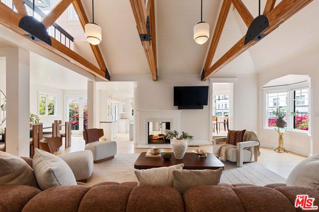 12 Rose Avenue, Los Angeles, CA 90291