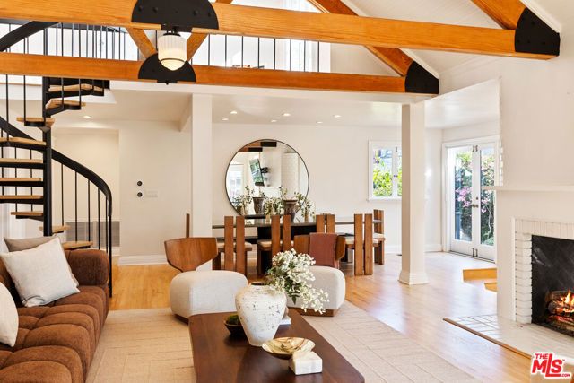12 Rose Avenue, Los Angeles, CA 90291