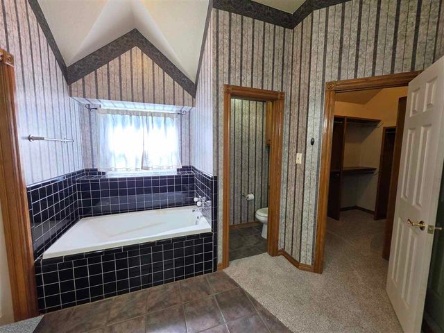 422 SE Lancelot Ln, Lawton, OK 73501