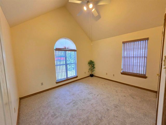 422 SE Lancelot Ln, Lawton, OK 73501