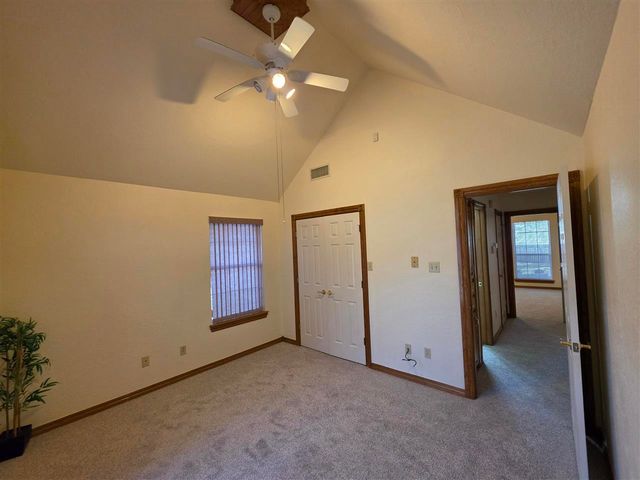 422 SE Lancelot Ln, Lawton, OK 73501