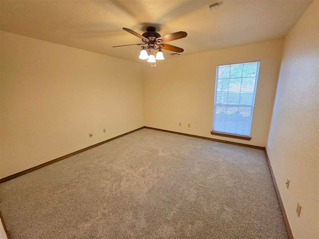 422 SE Lancelot Ln, Lawton, OK 73501