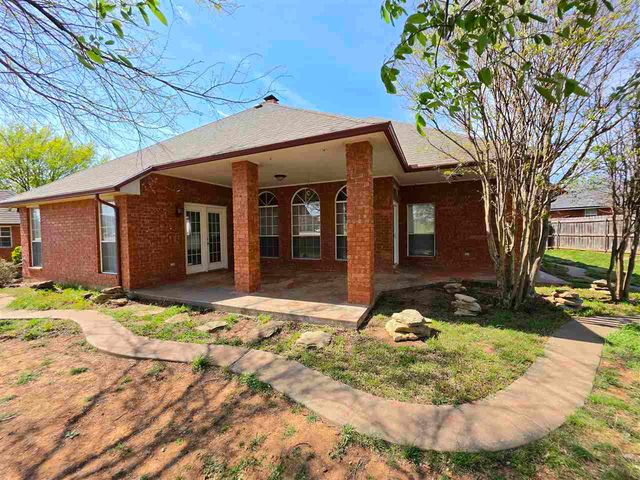 422 SE Lancelot Ln, Lawton, OK 73501