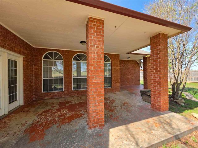 422 SE Lancelot Ln, Lawton, OK 73501