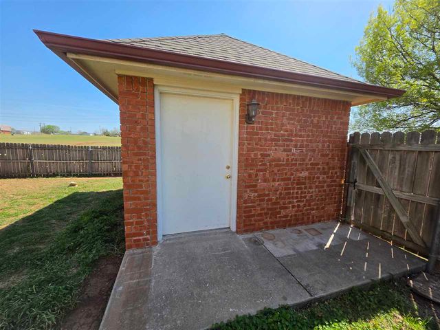 422 SE Lancelot Ln, Lawton, OK 73501