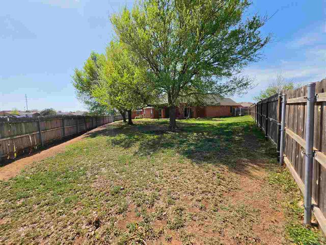 422 SE Lancelot Ln, Lawton, OK 73501