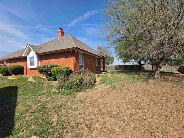 422 SE Lancelot Ln, Lawton, OK 73501