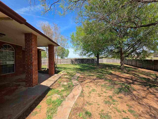 422 SE Lancelot Ln, Lawton, OK 73501