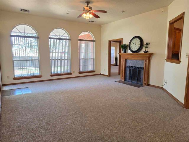 422 SE Lancelot Ln, Lawton, OK 73501